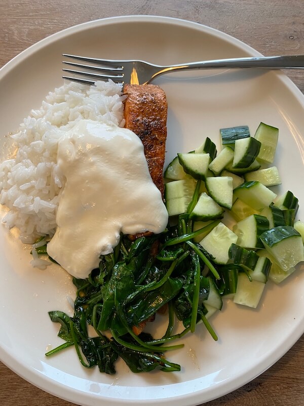 Tandoorilaks med spinat og ris